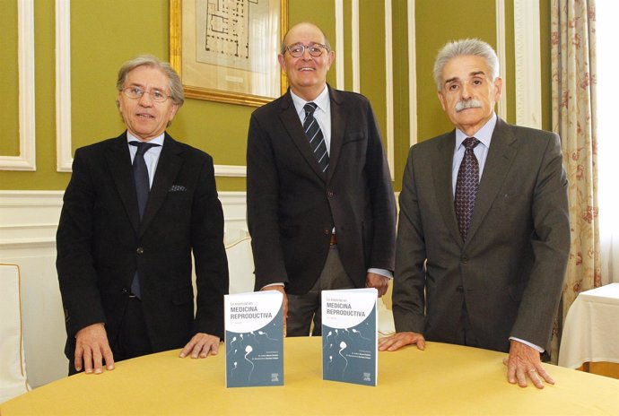 Dr. Coroleu, Dr. Aguilera y Dr. Bruna presentación libro Lo esencial en medicina