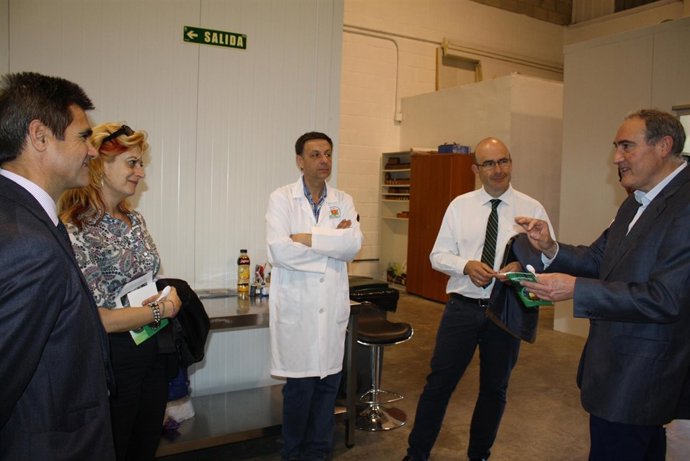 De los Reyes (izda.) en la visita con Carmona y Ruiz Almenara (dcha.)