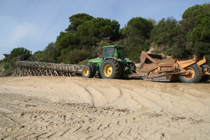 Acopio de arena en noviembre en Nuevo Portil (Cartaya). 
