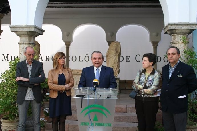 Alcalde (centro) presenta el programa 'Patios de Cultura'
