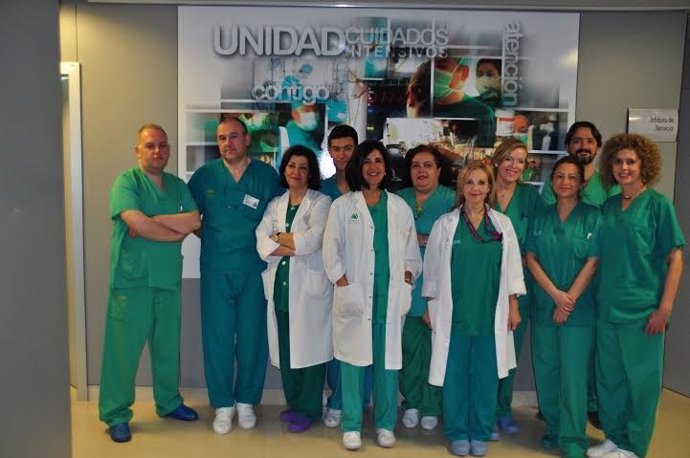 Profesionales de la UCI del Hospital Infanta Margarita de Cabra