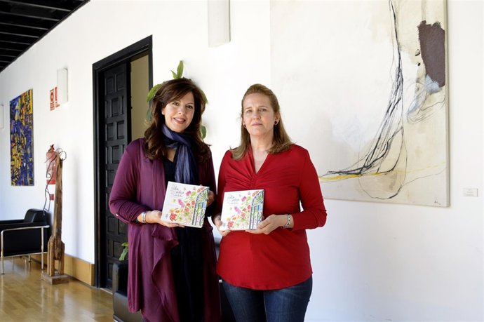 Téllez y Adame con el libro en las manos