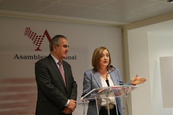 Tovar y Consuelo Cano en rueda de ñprensa en la ASAMBLEA