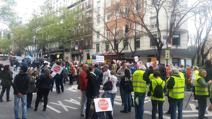Manifestantes convocados por la PAH, frente a la sede del PP en Madrid