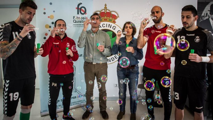 Miembros del Racing apoyan a la asociación