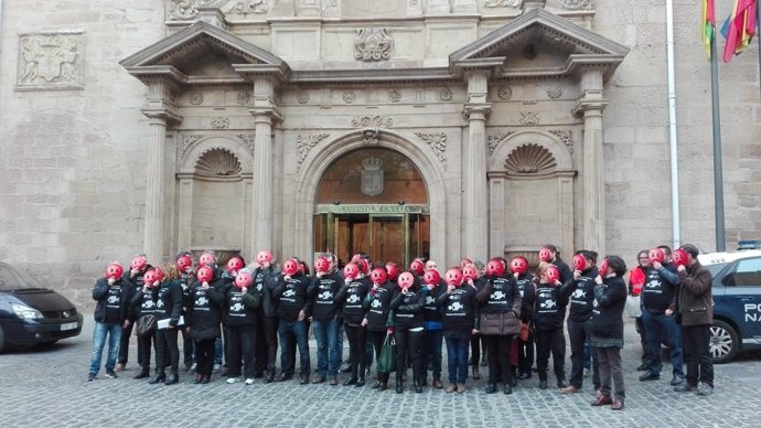 Funcionarios  reclaman devolución 35 horas semanales frente al Parlamento