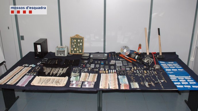 Material recuperado en la operación Krüje de los Mossos d'Esquadra