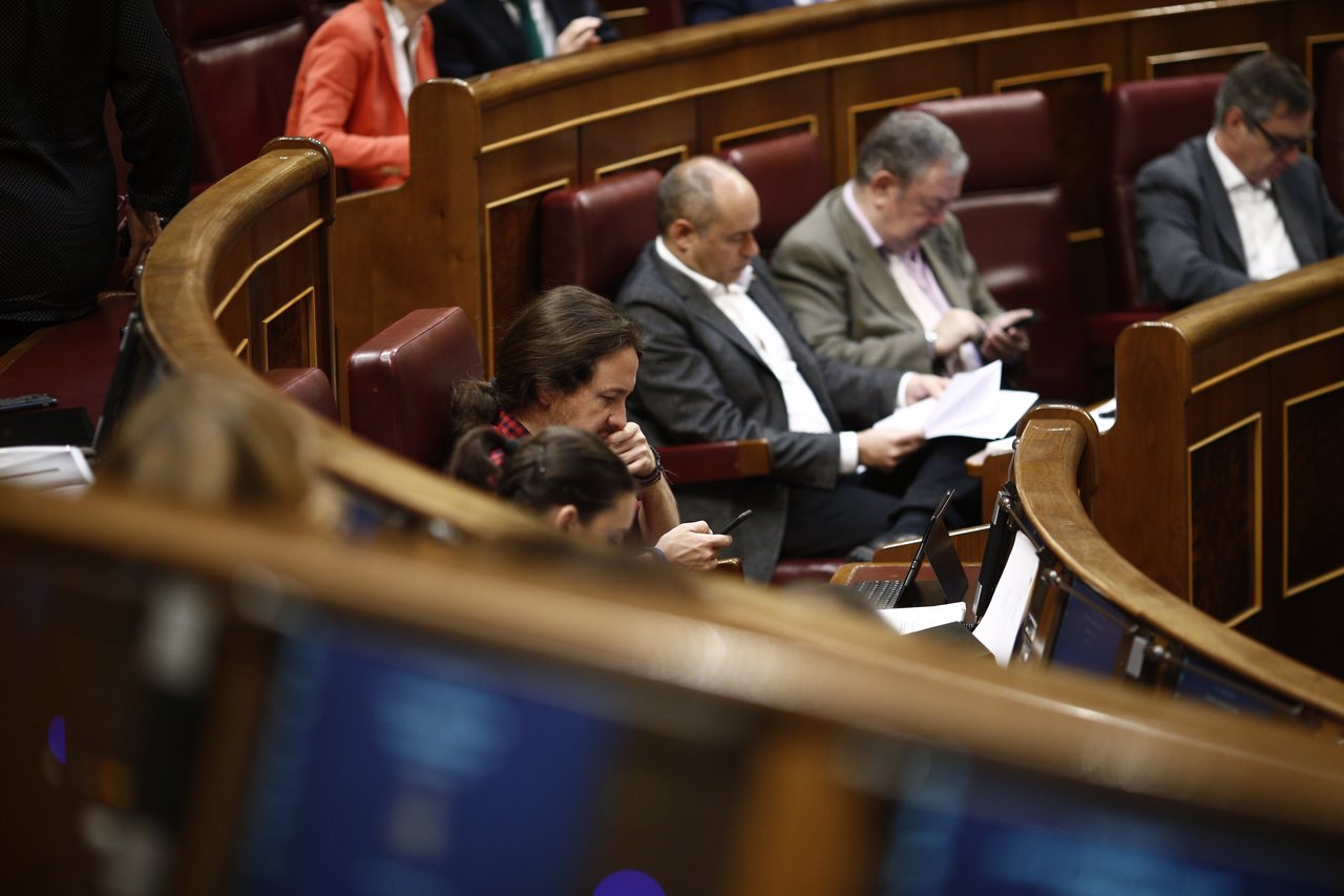 Pablo Iglesias sentado en su escaño en el Congreso