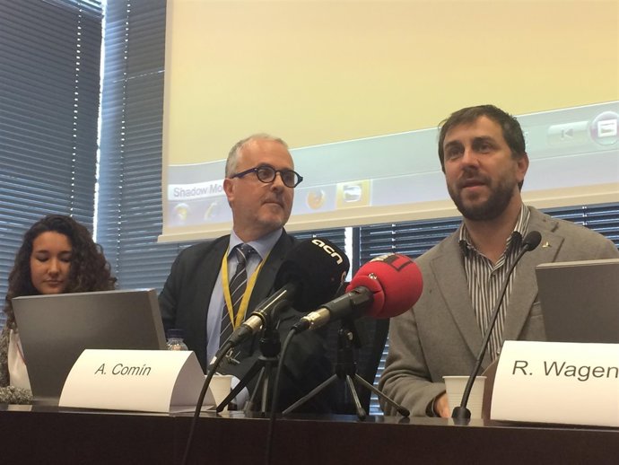 La estudiante Paula, el dtor.Ocatt J.Tort y el conseller T.Comín