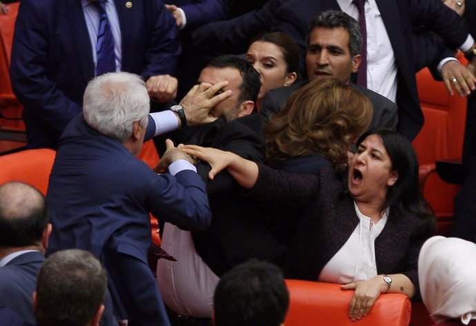 Pelea entre diputados durante un debate en el Parlamento turco
