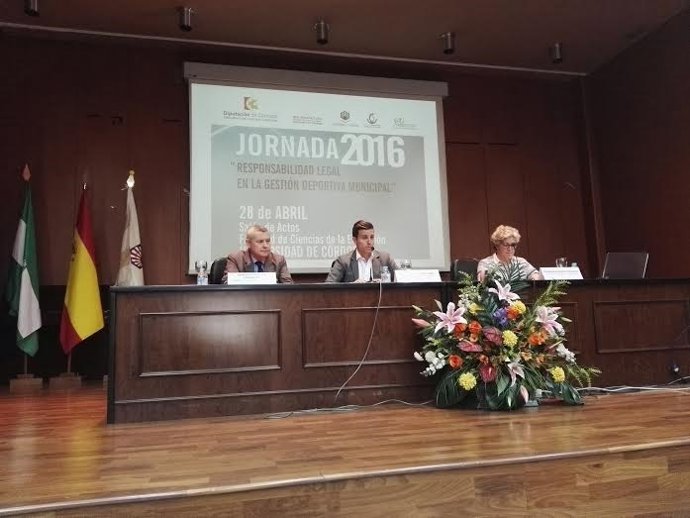 Torralbo (centro) durante la inauguración de la jornada