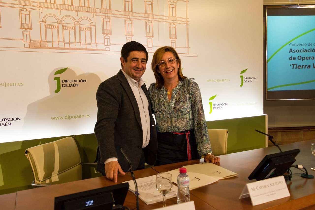 Firma del convenio entre Diputación y Tierra Verde