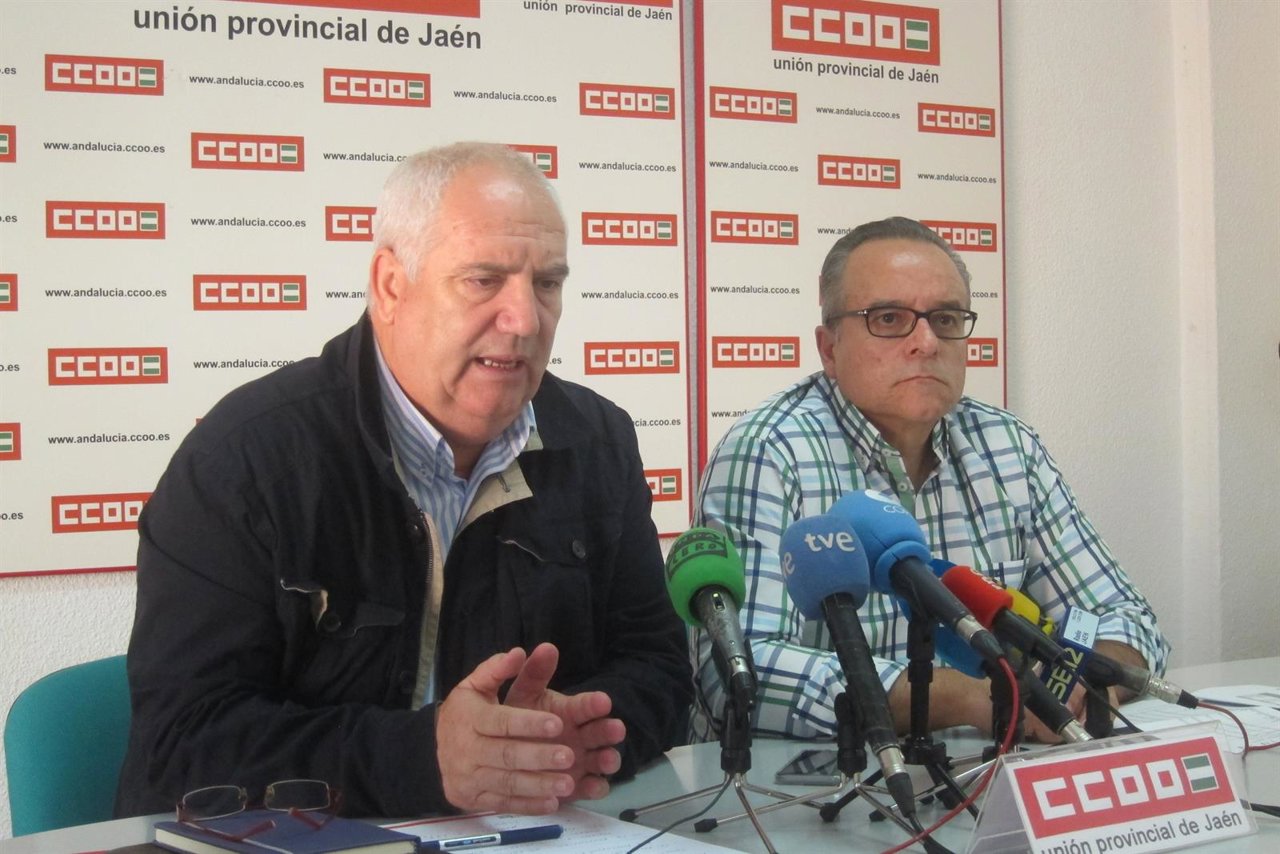 Francisco Carbonero (i), junto a José Moral, en la rueda de prensa.
