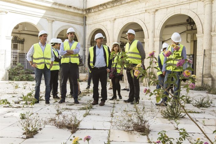La comitiva en el patio interior del Hospital Provincial.
