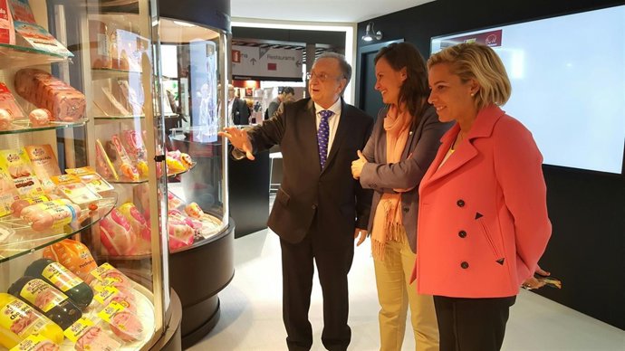 FOTOS / La Consejera De Agricultura Visita En Barcelona 'Alimentaria 2016'