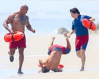 Desternillante caída  de Zac Efron en el rodaje de Los vigilantes de la playa (Baywatch)