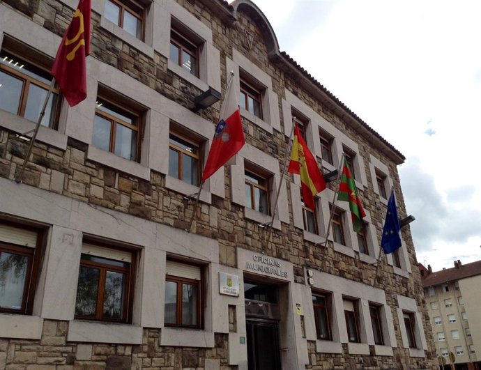 El lábaro ondea en la fachada del Ayuntamiento
