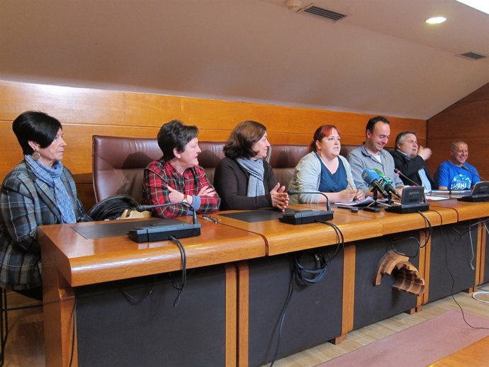 Diputados de Podemos con vecinos de El Pilón en rueda de prensa 