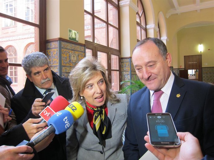 El rector, junto a la delegada del Gobierno en CyL. 