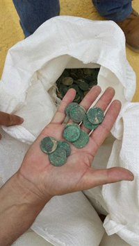 El Gobierno ve "muy importante" el hallazgo de 19 ánforas con monedas en Tomares