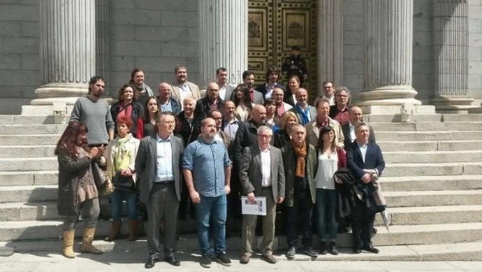 UGT y CC.OO. Se reúnen con los grupos parlamentarios