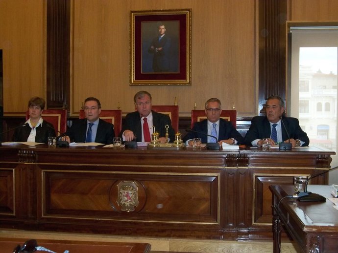 Antonio Silván, (centro) durante el pleno celebrado este jueves