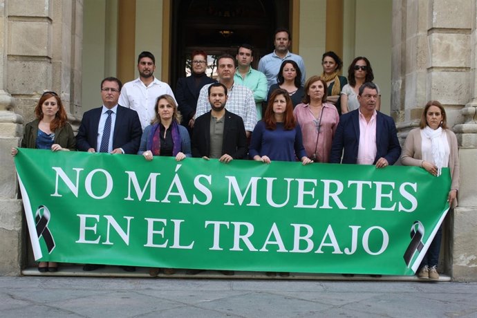 Concentración contra la siniestralidad a las puertas del Ayuntamiento sevillano