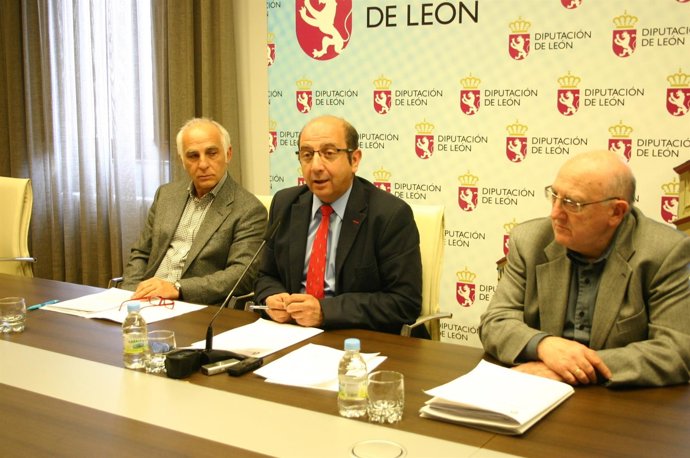 El vicepresidente (C) durante la rueda de prensa del balance