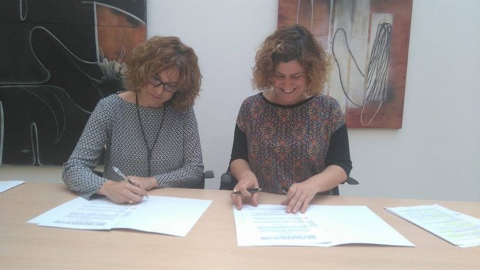 Ruz (izda.) y Doblas durante la firma del convenio