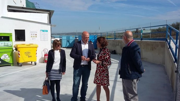 Ruiz y Pozuelo (centro) durante la inauguración del Punto Limpio