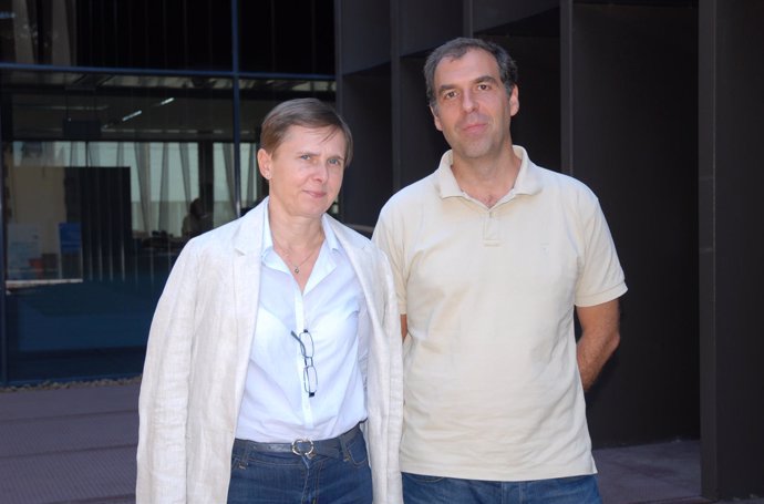 Los investigadores de Navarrabiomed, Grazyna Kochan y David Escors.