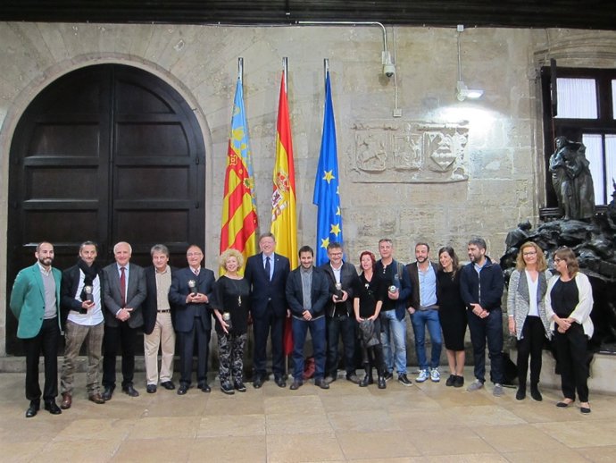 Puig, marzà y Amoraga con los premiados valencianos en los Max 2016