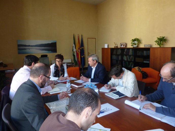 La secretaria general (fondo) preside la reunión