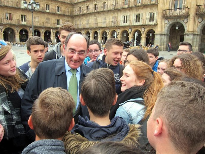 Sánchez Galán habla con jóvenes estudiantes en la Plaza Mayor de Salamanca