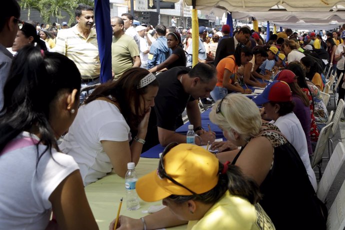 Recogida de firmas de la oposición en Venezuela