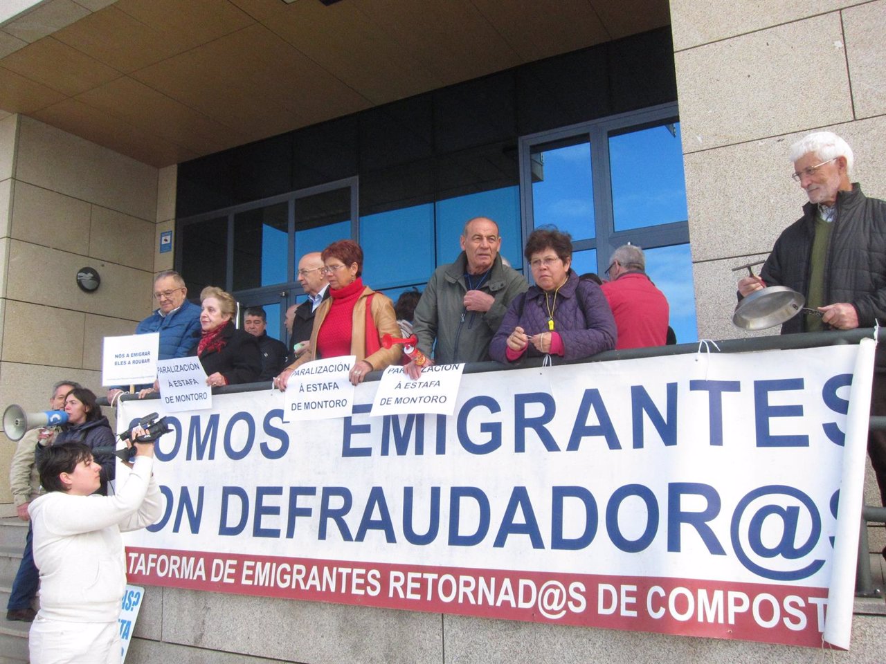 Emigrantes retornados protestan en Santiago