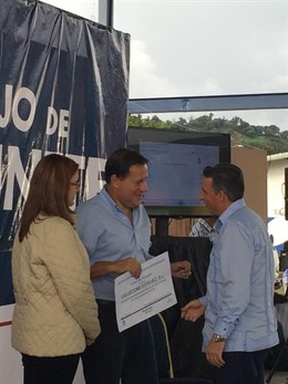 El presidente de Panamá (centro) habla con Francisco Estévez