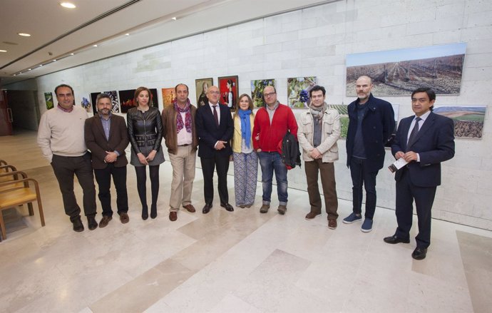 Carnero con los artistas de la exposición del colectivo Simancas