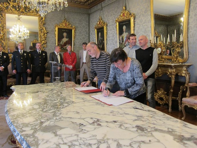 Mª José Beaumont y el alcalde de Burlada, Txema Noval, firman el convenio