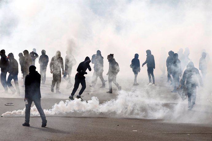 Encapuchados se enfrentan a agentes de la Policía antidisturbios en París