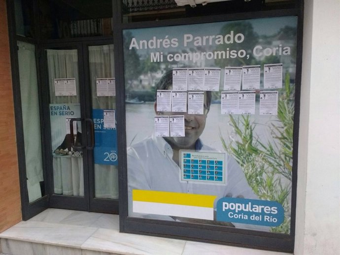 Pegatinas en la sede del PP de Coria.