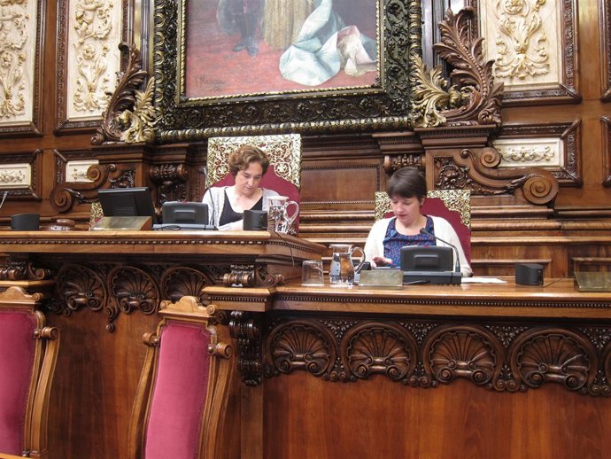 Ada Colau y Laia Ortiz (BComú) presidiendo el pleno del Ayuntamiento