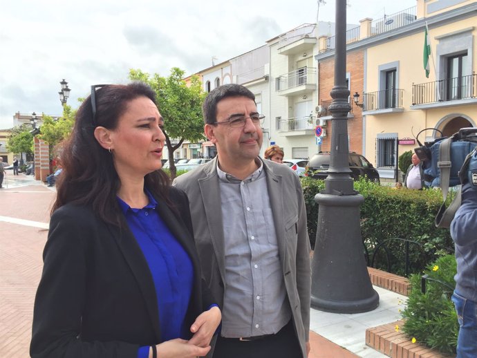 Mario Jiménez, junto a la alcaldesa de Gibraleón (Huelva). 