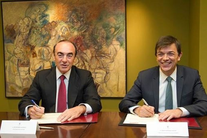 Andradas en la firma del acuerdo con Harvard