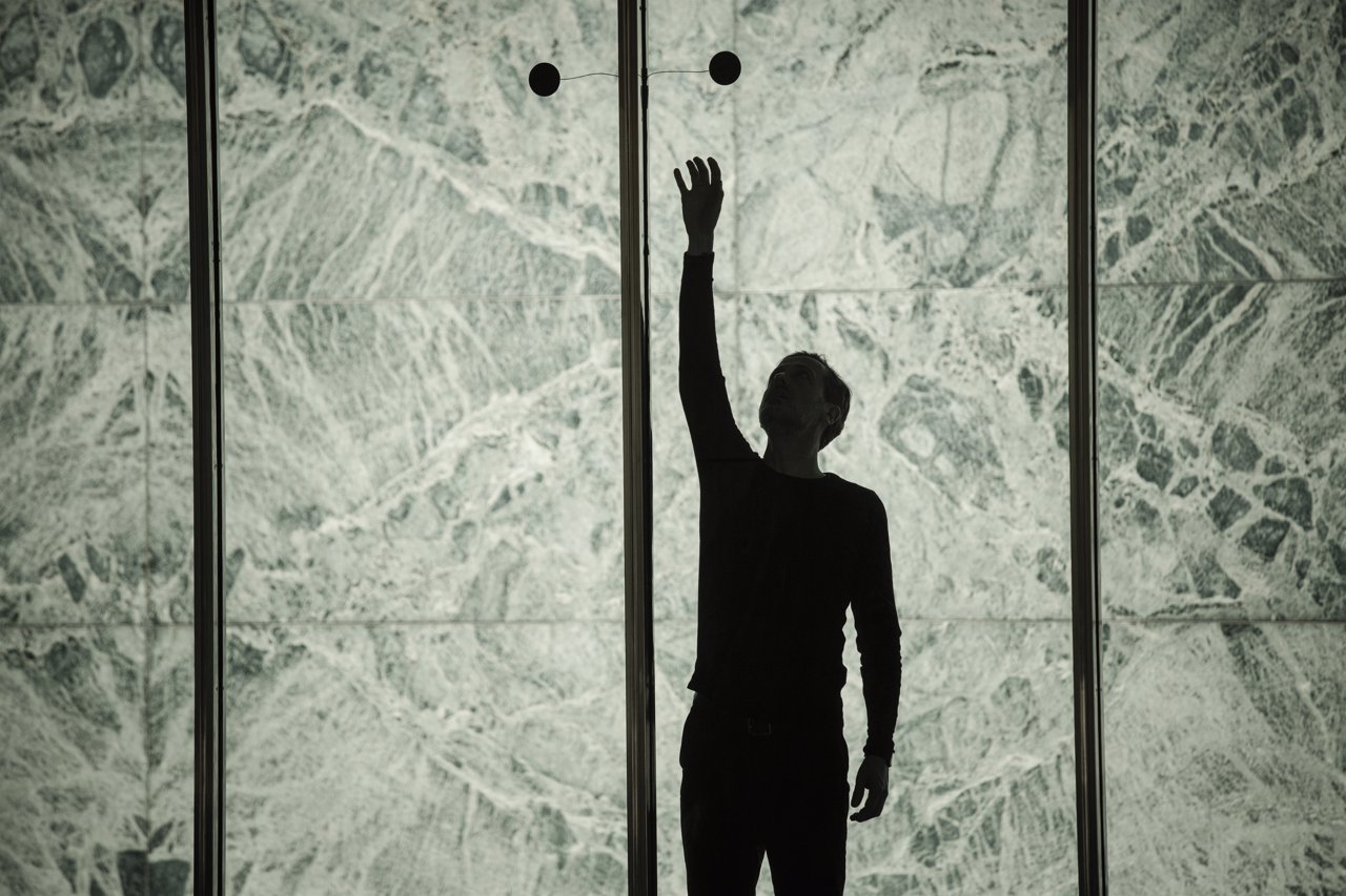 La instalación 'Transient Senses' de Alex Arteaga en el Mies van der Rohe