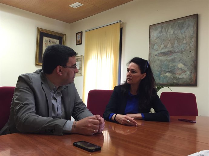 El portavoz del PSOE en el Parlamento, Mario Jiménez, con Lourdes Martín. 