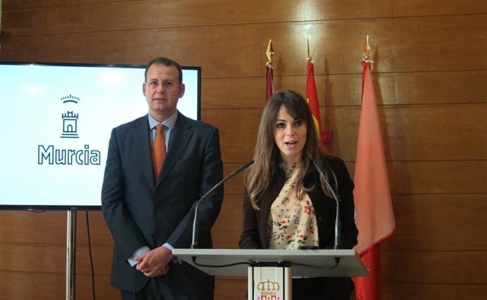 Rebeca Pérez junto a Guillén en la rueda de prensa posterior a la Junta
