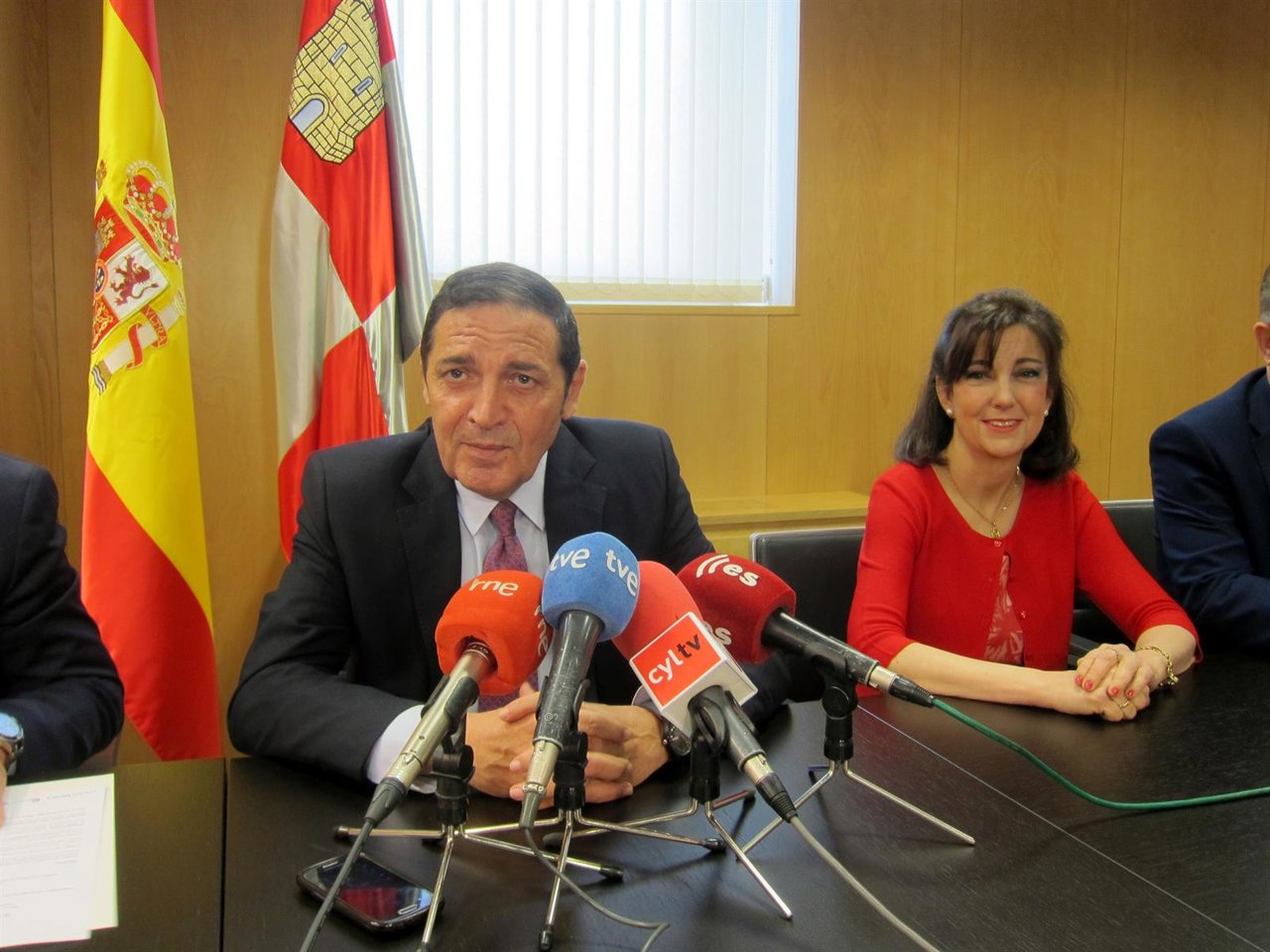 El consejero junto a Alicia Armentia.