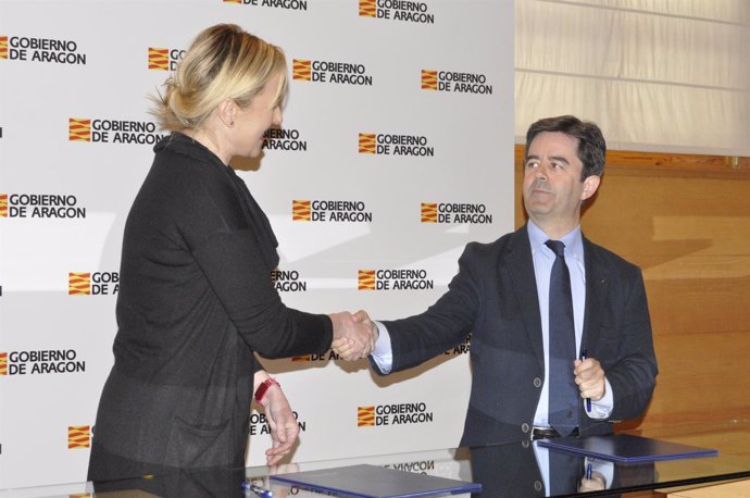 La consejera de Economía, Marta Gastón, y el alcalde de Huesca, Luis Felipe.