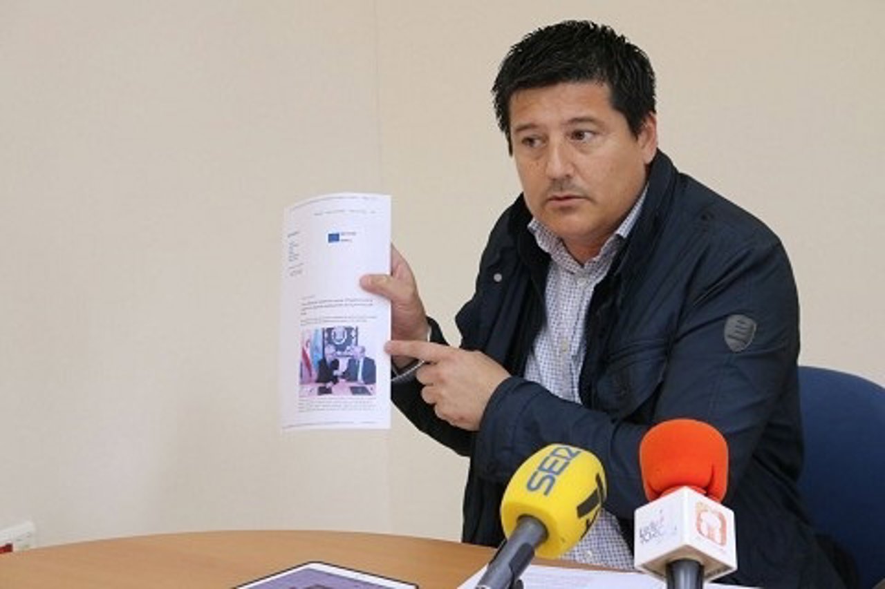 El diputado Francisco Oblaré en rueda de prensa en Antequera (Málaga)